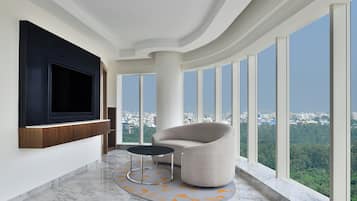 Executive Studio Suite, 1 Bedroom | Living area | 42-inch flat-screen TV with satellite channels, TV