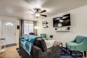 TV - 2 Community Pools-Fully Stocked for Longer Stays (Mesa)