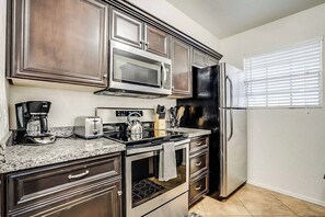 Refrigerador, microondas, horno y parrilla de estufa