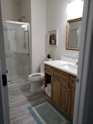 Comfort Apartment | Bathroom - Manor on the Mile Two (Franksville)