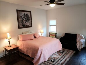 Quarto solteiro superluxo | Roupas de cama premium, edredons de pluma, ferros/tábuas de passar roupa