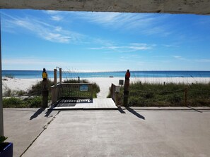 På stranden