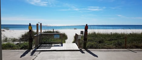 På stranden