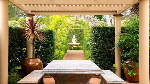 Old Mansfield Loft - gardens, gazebo and getaway