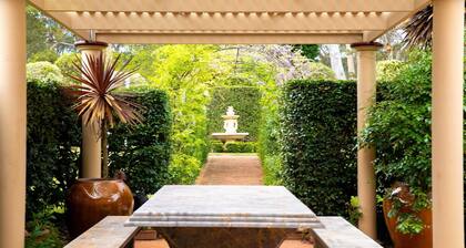 Old Mansfield Loft - gardens, gazebo and getaway
