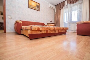 TV, DVD player - Апартаменты с отличным ремонтом . Комфортные и уютные спальни. Близко есть метро (Kyiv)