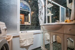 Hair dryer, towels, soap, shampoo - Апартаменты с отличным ремонтом . Комфортные и уютные спальни. Близко есть метро (Kyiv)