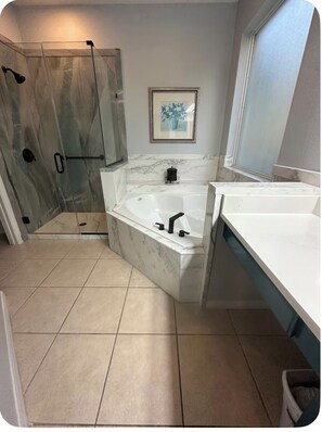 Bañera con ducha, secador de pelo, toallas, jabón