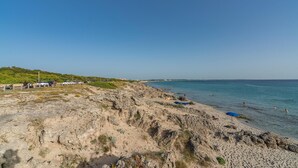 A beach with rocky terrain and a clear view of the sea. - 2 bedroom gorgeous home in Nardò (Nardò)