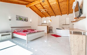 4 bedrooms, travel crib, free WiFi, bed sheets