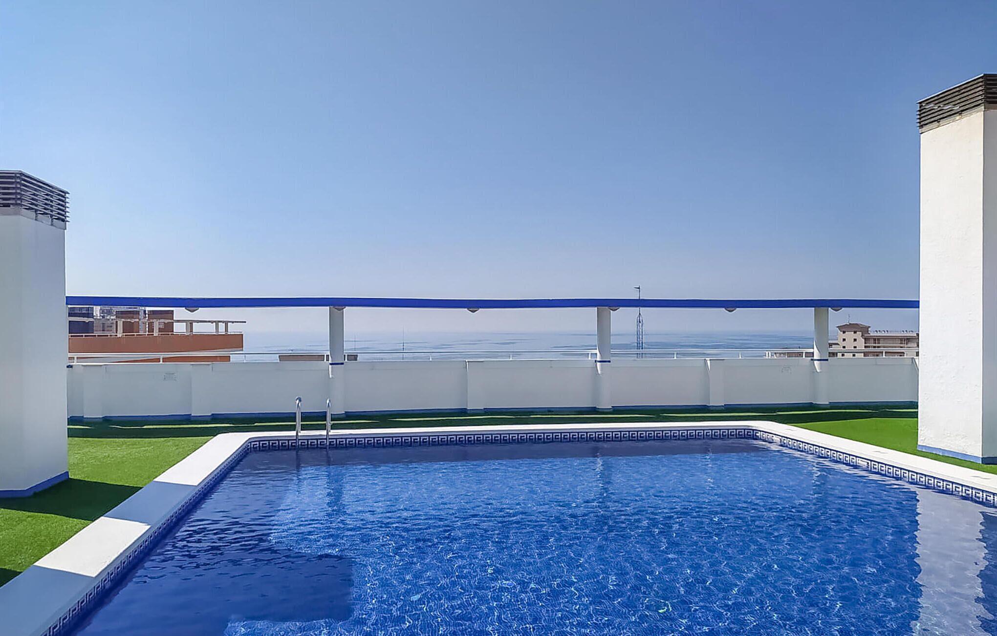 Ein Schwimmbad mit Blick auf den Ozean.