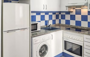 Réfrigérateur, micro-ondes, plaque de cuisson, lave-vaisselle