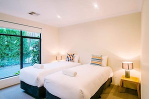 5 bedrooms, iron/ironing board, WiFi, bed sheets