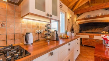 Refrigerador, parrilla de estufa, lavavajillas y cafetera y tetera