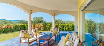 Lovely home in Turanj