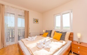 6 bedrooms, travel cot, free WiFi, bed sheets