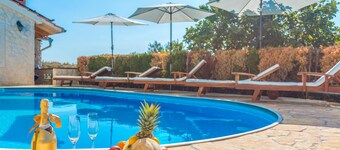 Lovely home in Turanj