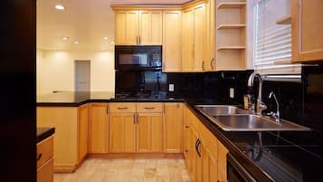 Lemari es, microwave, oven, dan kompor