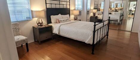 3 quartos, escrivaninha, ferros/tábuas de passar roupa