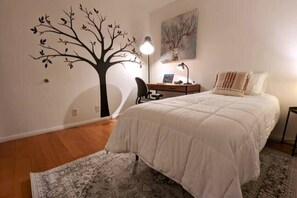 3 soverom, skrivebord, strykejern/-brett og wi-fi (inkludert)