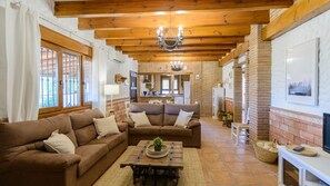 Una televisión, una chimenea, un reproductor de DVD