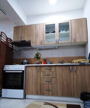 Refrigerador, horno, parrilla de estufa y cafetera y tetera 