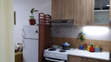 Refrigerador, horno, parrilla de estufa y cafetera y tetera