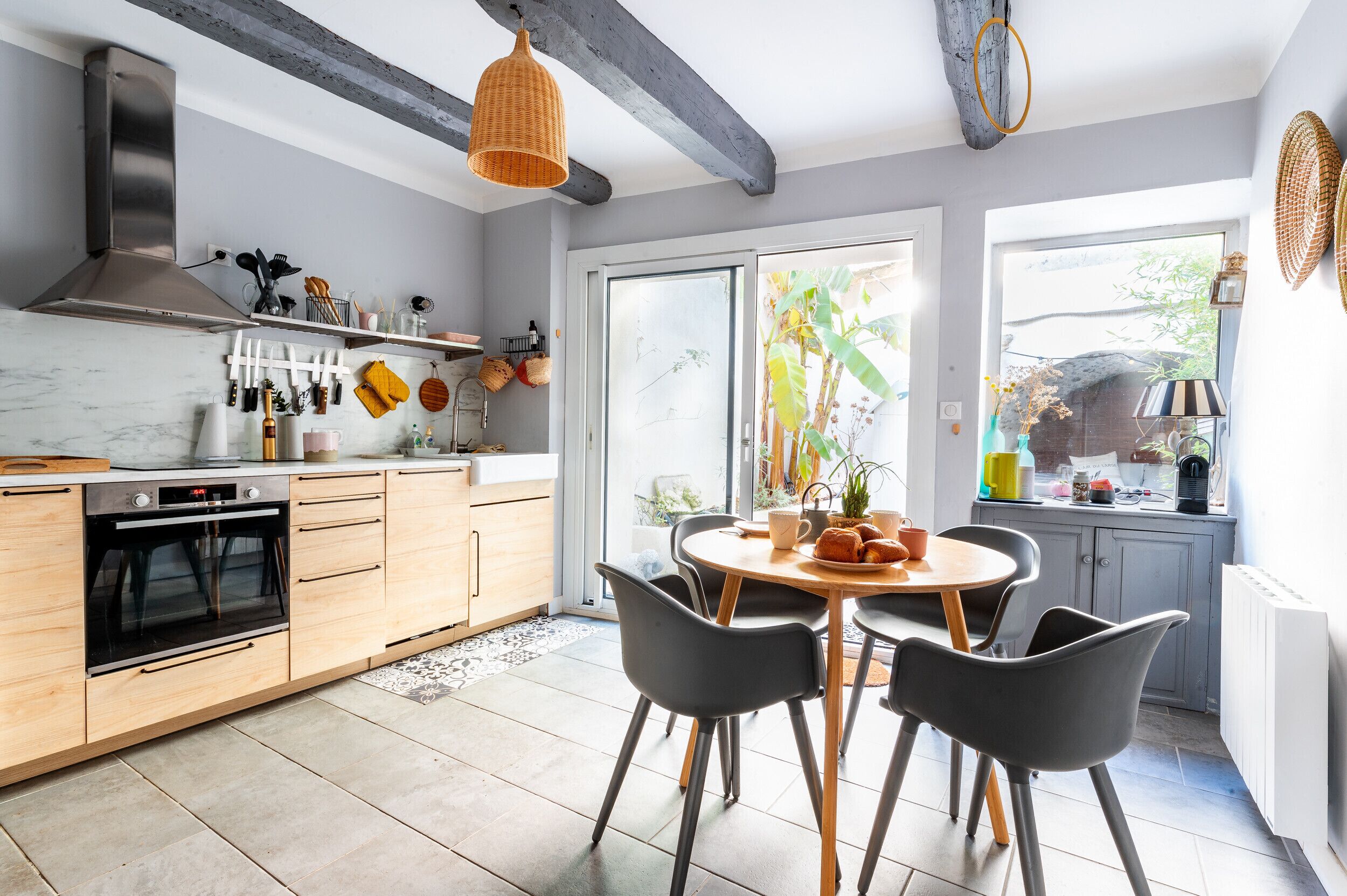 Een koelkast, een microgolfoven, een oven, een vaatwasser