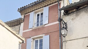 Un bâtiment sur lequel on peut lire l’inscription « GRAND RUE » et où le chiffre « 14 » est peint sur le mur.