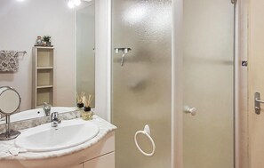 Combined shower/tub - Awesome home in Le Poujol sur Orb (Le Poujol sur Orb)