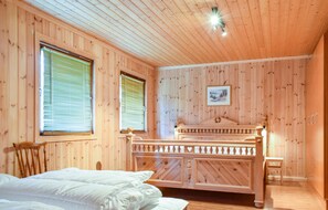 3 bedrooms, travel cot