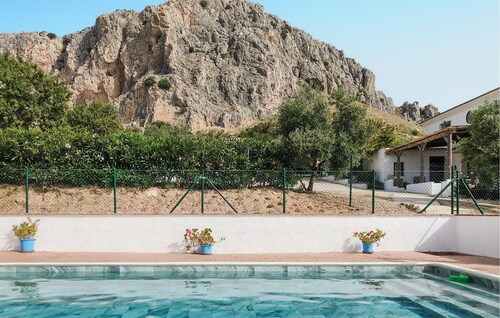 Nice home in Cañete la Real