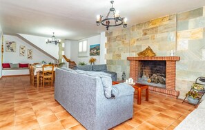 TV, fireplace - Amazing home in Cañete la Real (Cañete la Real)