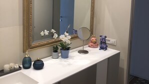 A bathroom with a mirror, a sink, and a toilet. - Apartment a stone's throw from the walls (Lucca)