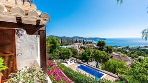 A coastal villa with a swimming pool, lush greenery, and a view of the sea. - Villa La Saliega Almuñécar by Ruralidays (Granada)