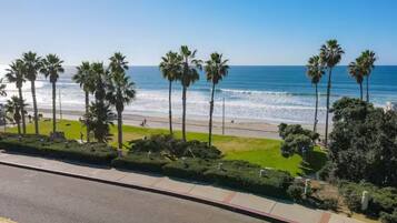 Beach nearby, sun-loungers, beach towels