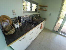 Refrigerador, placa de cocina, tostadora, utensilios de cocina