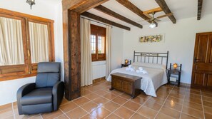 6 bedrooms, iron/ironing board, travel cot, WiFi