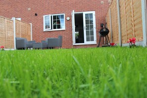 Outdoor dining - Welcome to "Mosh Homes" (Droylsden)