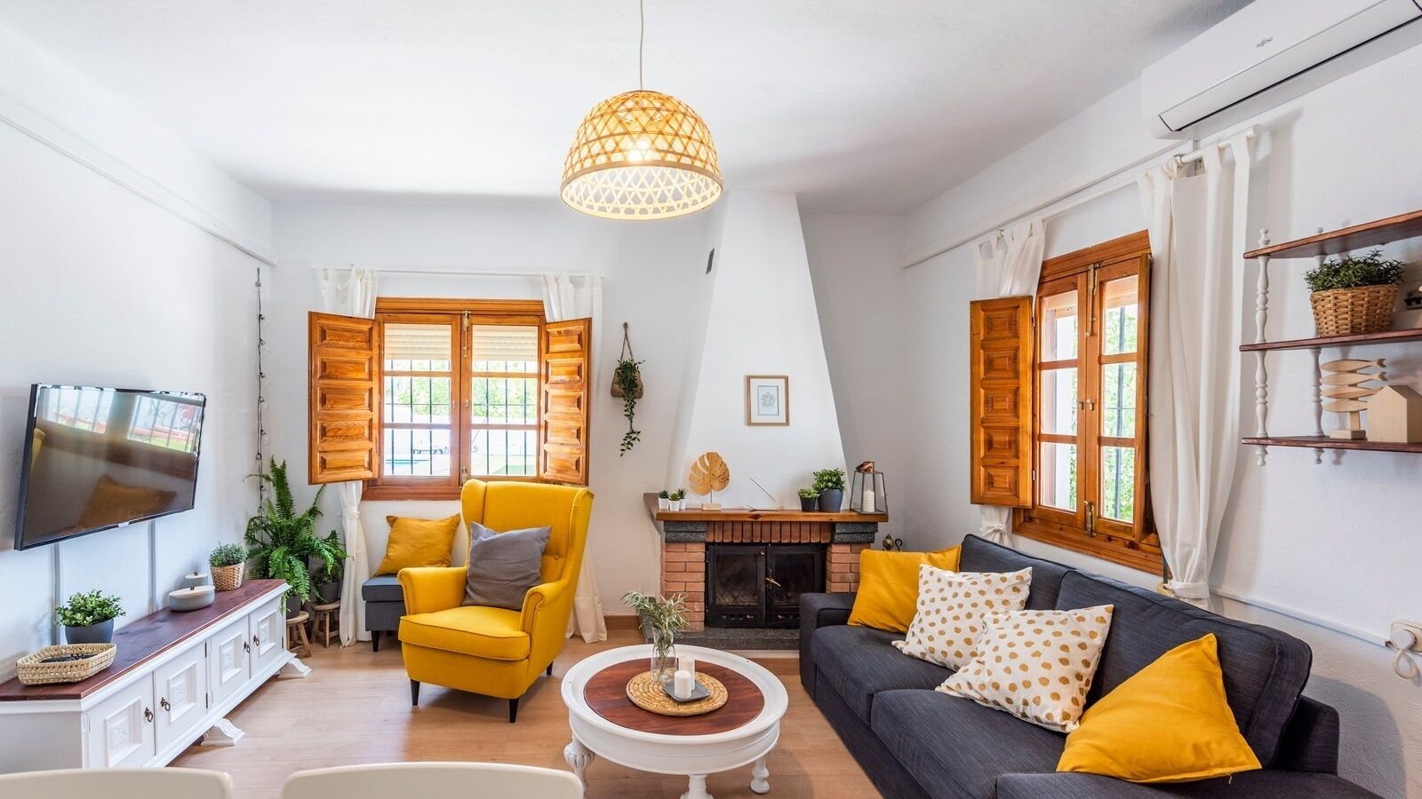 Een televisie en een open haard