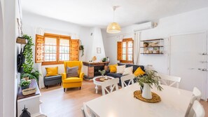 Een televisie en een open haard