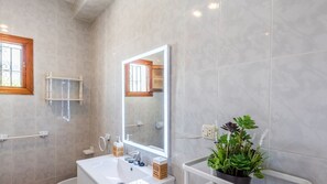 Bañera, secador de pelo y toallas