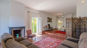 5 slaapkamers, een strijkplank/strijkijzer, reisbedje, wifi