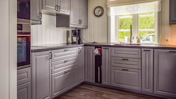 Fridge, stovetop, dishwasher, coffee/tea maker