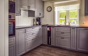 Réfrigérateur, four à micro-ondes, surface de cuisson, lave-vaisselle
