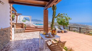 Outdoor dining - Villa Javier de Torrox by Ruralidays (Málaga)