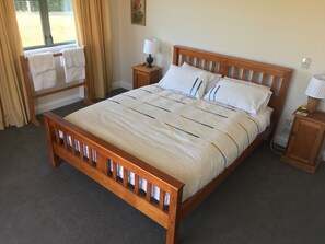 2 bedrooms, iron/ironing board, cots/infant beds, rollaway beds - Pahau Downs High Quality Farmstay (Mount Culverden)