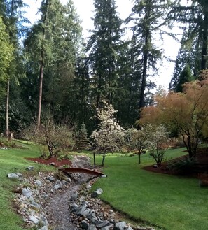 Property grounds - Sparkling Clean suite, close to Woodinville's Wine District. WiFi. Pet friendly (Woodinville)