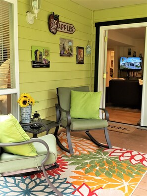 Interior - Sparkling Clean suite, close to Woodinville's Wine District. WiFi. Pet friendly (Woodinville)