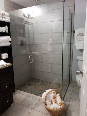 Shower, hair dryer, towels, soap - Sparkling Clean suite, close to Woodinville's Wine District. WiFi.  Pet friendly (Woodinville)